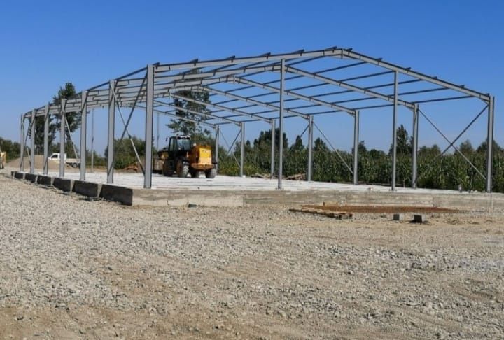 Vând hală metalică de pe stoc 10 m lățime cu 21 lungime cu 4 m la strașină la super preț fac și alte mărimi lucrăm fără avans din profile IP