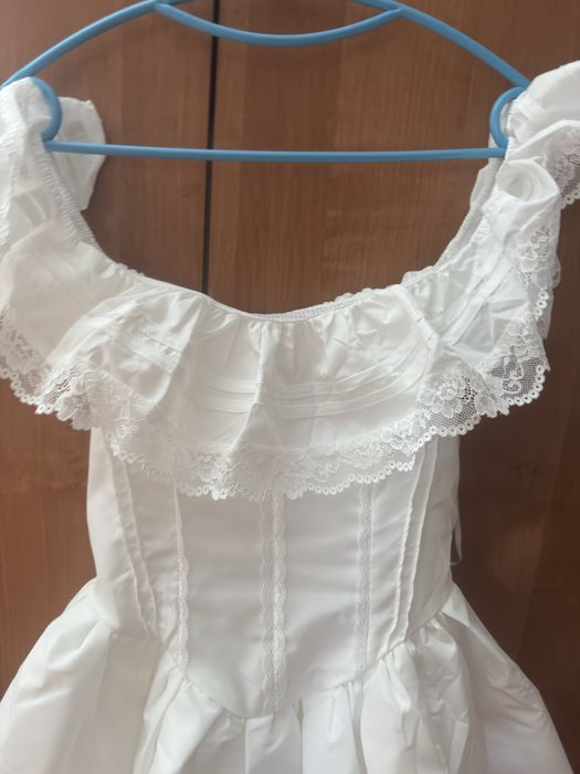 Бяла къса рокличка