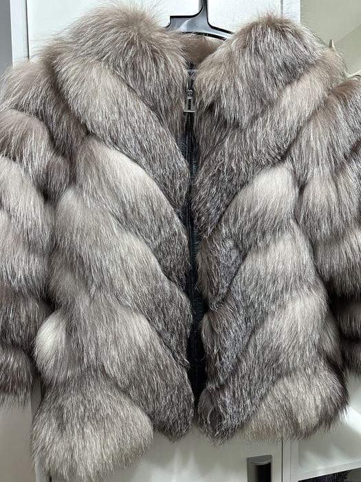 Blană naturală, elegantă, în nuanțe de gri și alb.