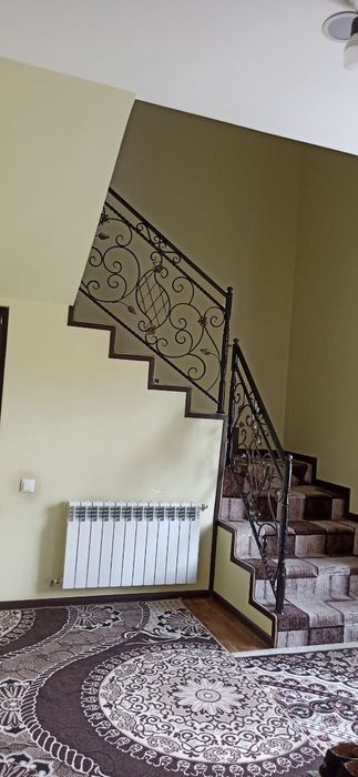 Srochna uy sotiladi Qibray Chinobod gilam bozor.