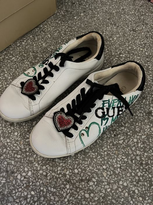 Маратонки Guess.