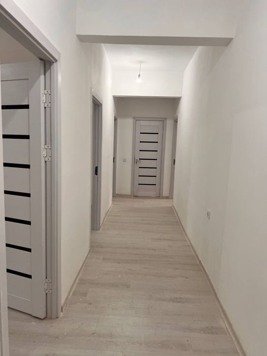 Янги Дархон.   Сдается.  2 х комнатная. Пустая.