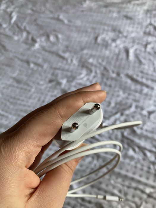 Зарядка на Айфон оригинальная