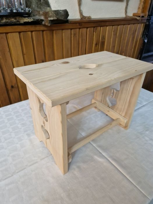 Scaun micut din brad cu ornament de lalee