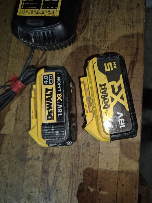Acumulator DEWALT  18 V 4 si 5 ah incarcator  DCB 118