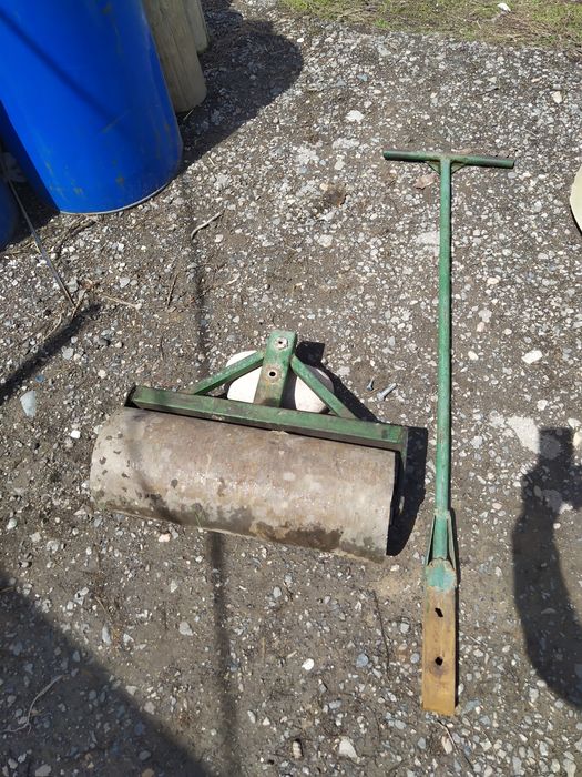 Каток для уплотнения земли под газон, садовый каток