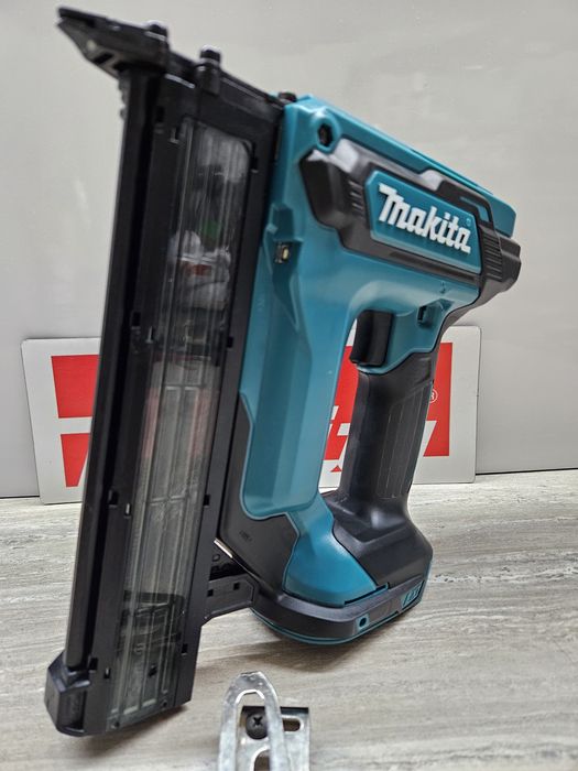 Makita Такер DFN350 18V.