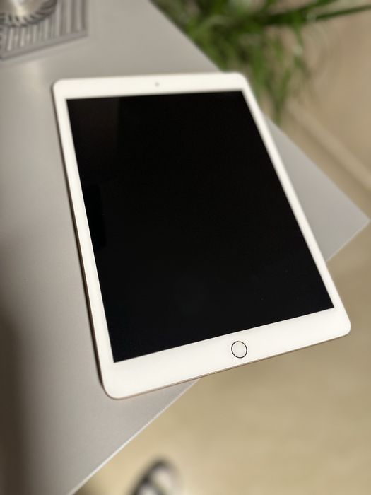 Ipad 7 pentru piese,are placa de baza arsa