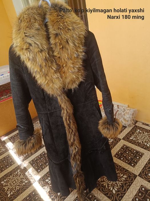 Ayollar kiyimlari sotiladi