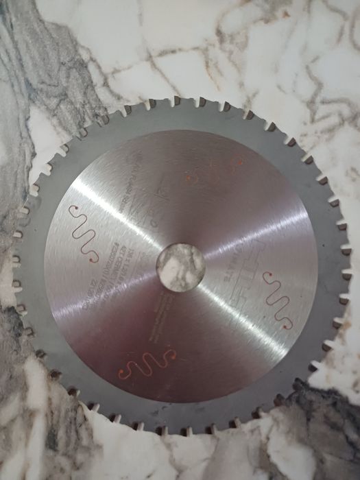 Vând disc pentru fierăstraie circulare pentru oțel.Marimi diferite.