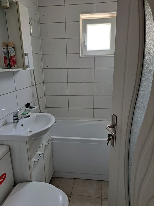 Închiriez garsoniera