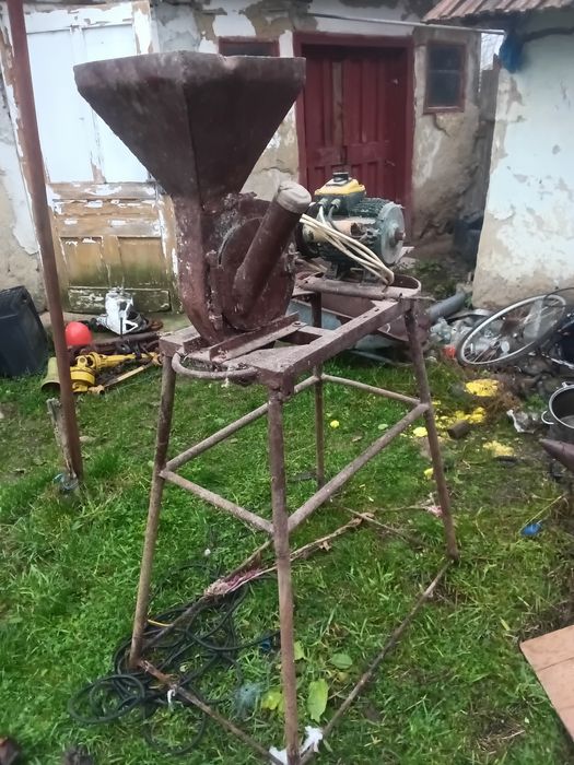 Vând moara de macinat porumb se poate macina si cu cocean