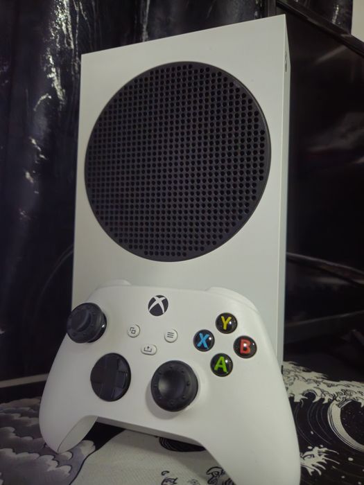Xbox Series S 512 GB + HDD Extern 1 TB + 4 Acumulatori cu Încărcător