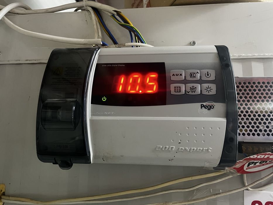 Vând Vitrina verticala