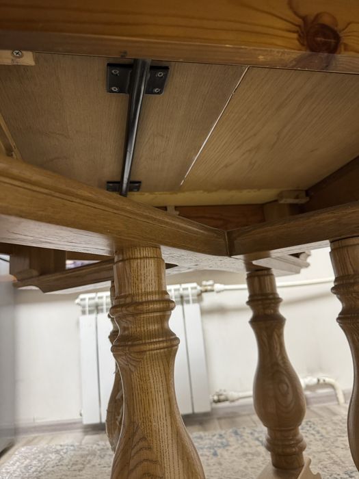 Обеденный стол из дерева