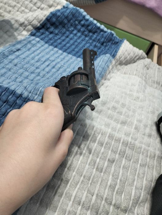 Продам пистолет без пистонов с кобурой