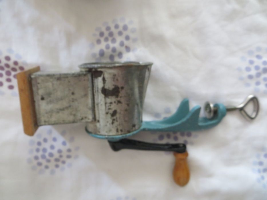 Ретро машинки за мелене на зърна, орехи, резачка за яйца