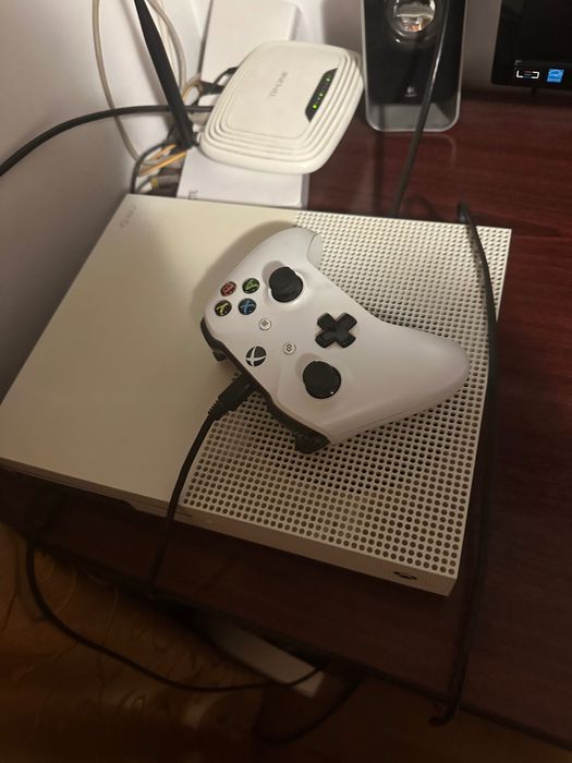 Vând xbox one s cu 6 jocuri