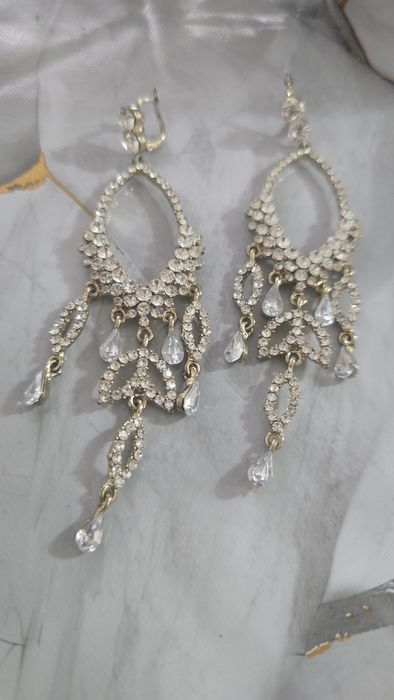 Продам серьги стразы красиво сверкают.
