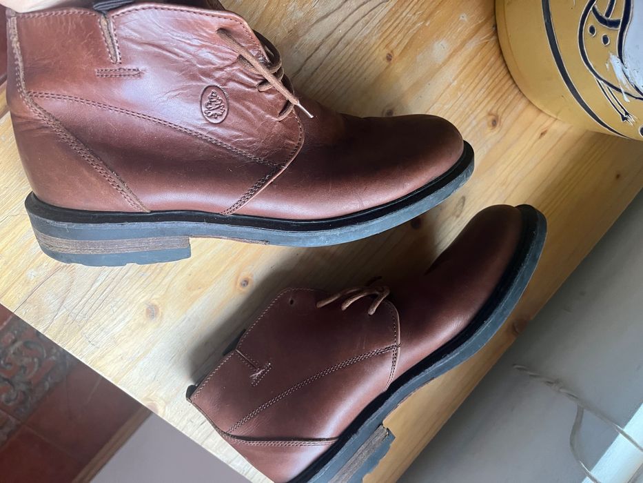 Ghete piele, purtate putin