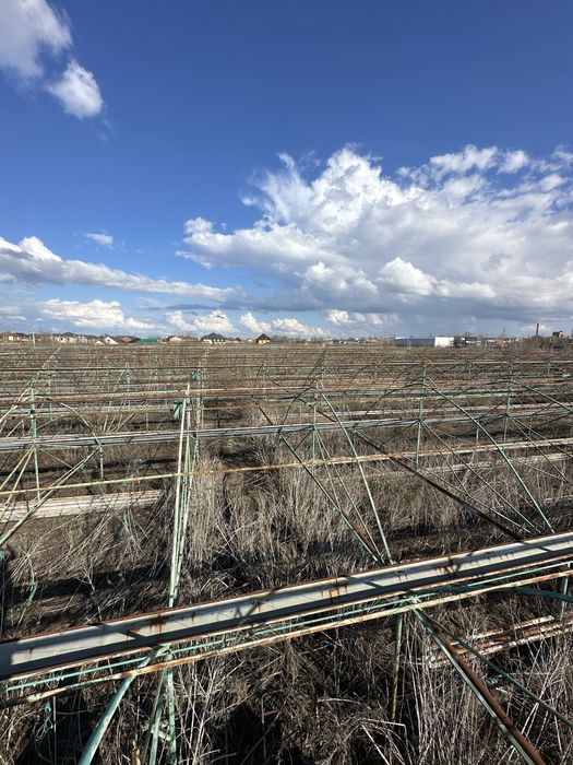 Продаётся  теплица (каркас и материал,котлы)