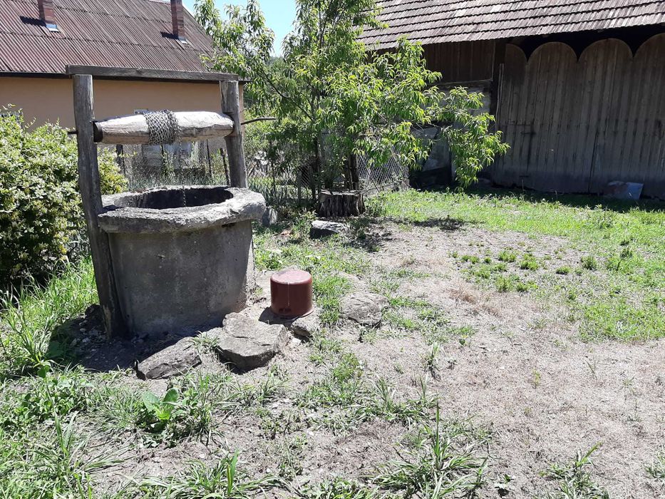 Vand Casa solida la tara 100 mp utili cu anexe 100 mp si teren 4000 mp