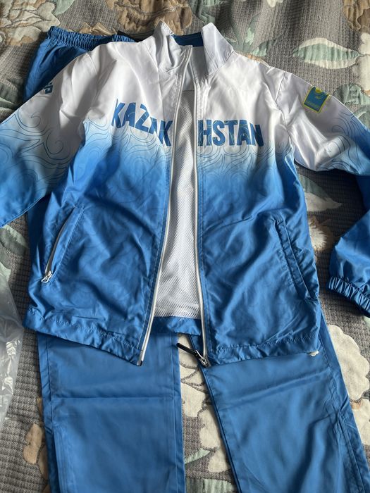 Продам спортивный костюм