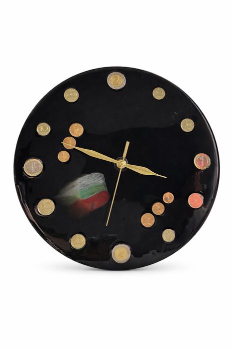 Часовник с български монети