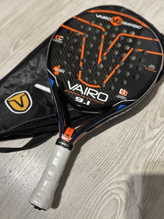 Падел ракета с подарък 3бр.бели топки