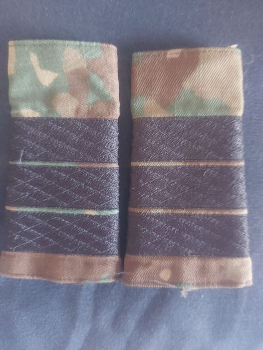 Vând articole militare în culori variabile.