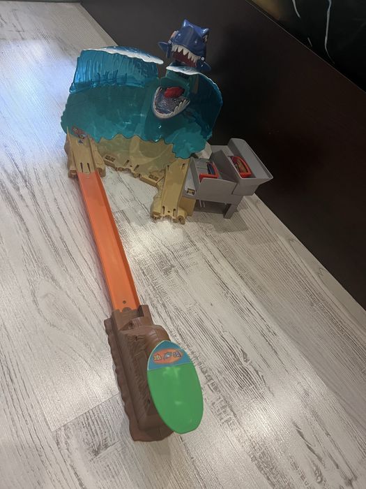 Писта Hot wheels акула +писта гума