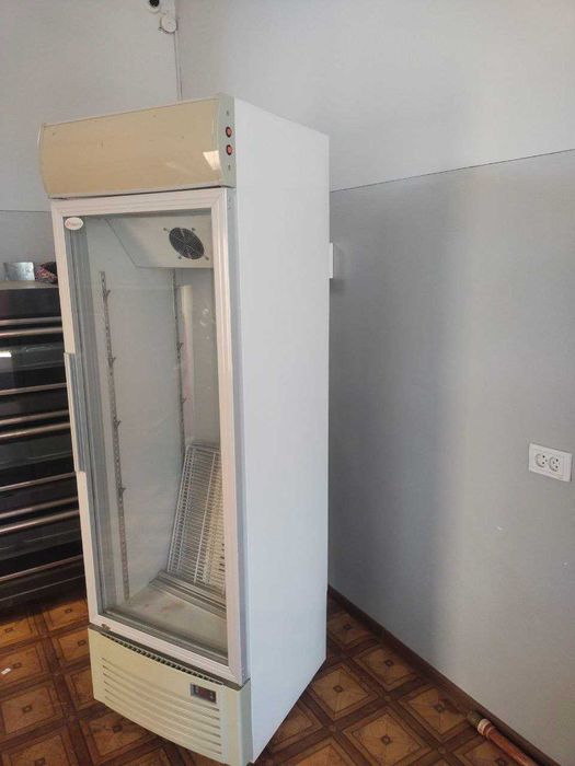 Vitrina xolodelnik sotiladi.