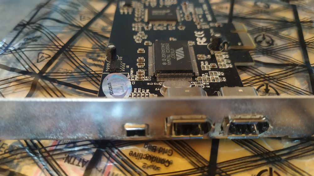 Порт IEEE 1394A i-Link. PCIe