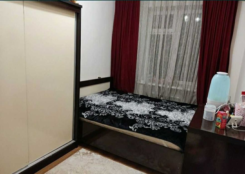 Uy sotiladi Sergeli 6A 13-dom 7 qavat domning 4-etaji 2 xonali uy