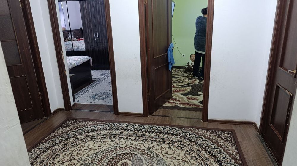 3 xonali kvartira sotiiladi.