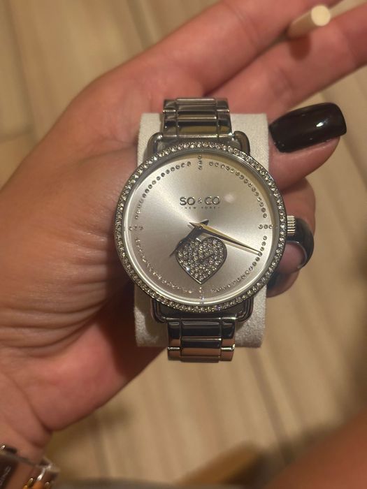 Дамски часовник с метална каишка