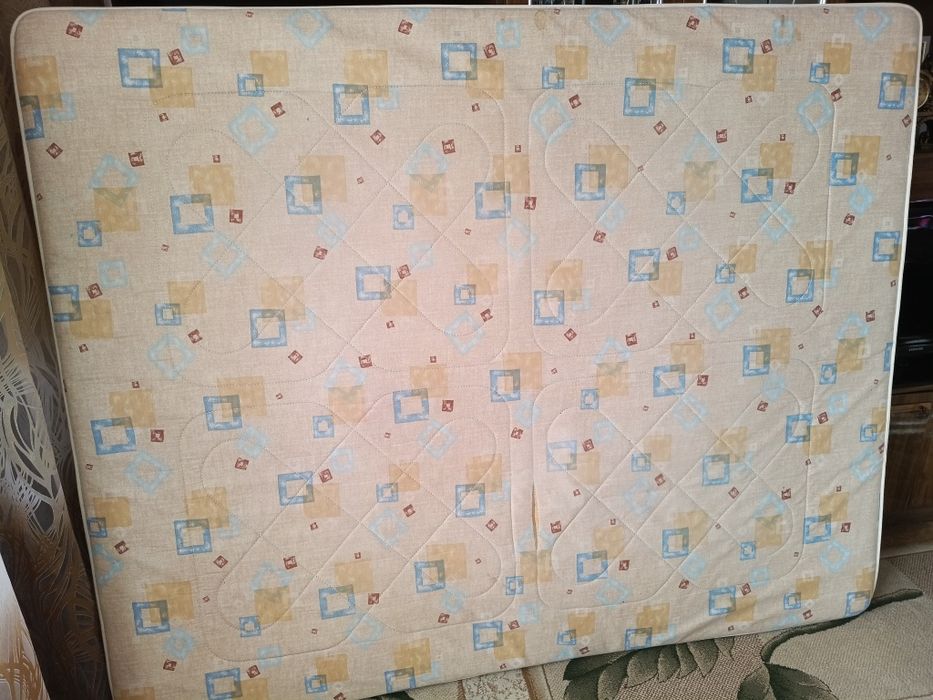 Отдам матрас пружинный