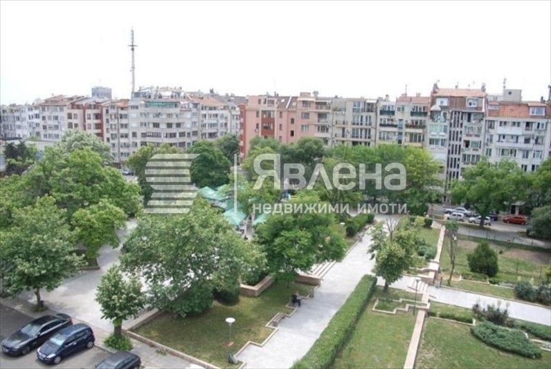 Дава се под наем Тристаен апартамент в Бургас, Възраждане - 97 кв.м за 767 € - Снимка #1