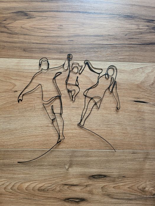 Tablou familie cu 1 copil, 21×22 cm mama, tata si fetita/băiat. Sculptura din fir continuu de sarma
