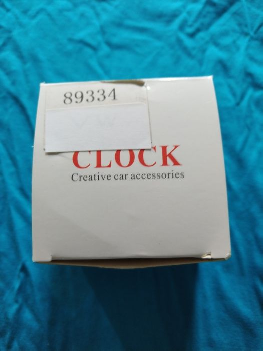 Часовник за автомобили и капачки за вентили с логото на vw