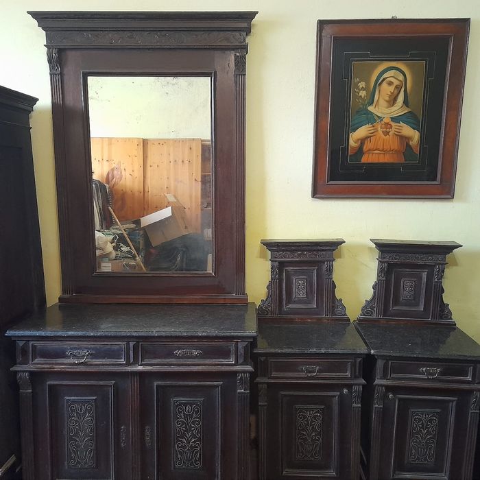 **Titlu:**Vând  Mobilă veche din lemn masiv