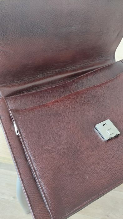 Красивый коженный портфель