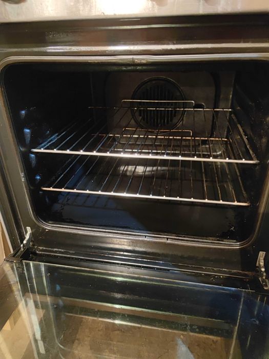 Aragaz INDESIT cu plită cu gaz si cuptor electric