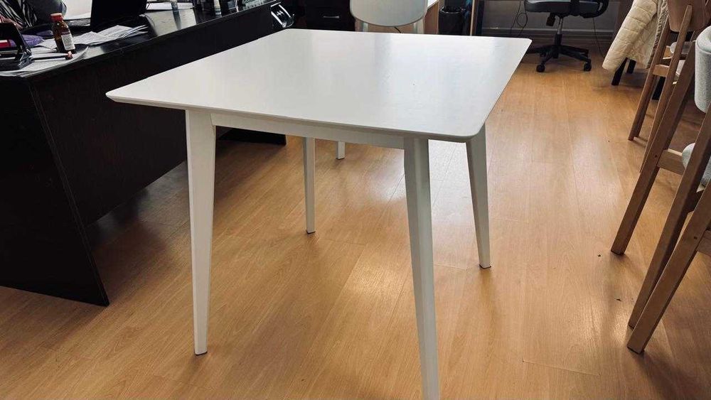 Стол Уценка - квадратный - эмаль - массив березы