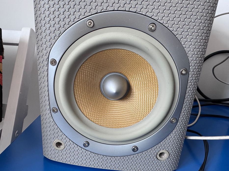 boxe Bowers & Wilkins bookshelf