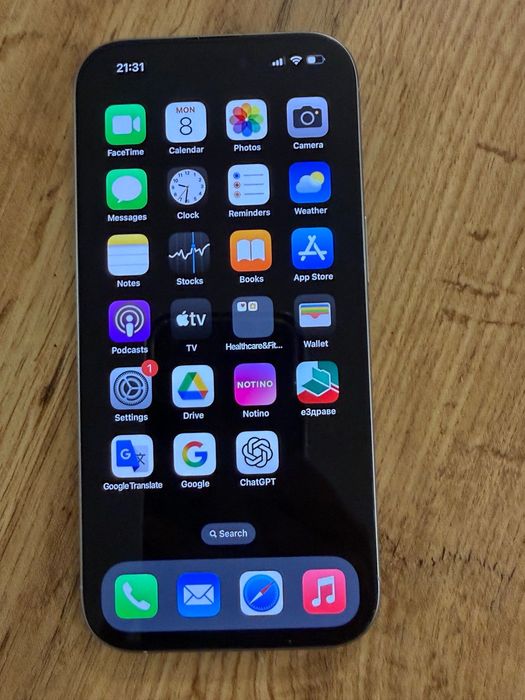 Коледен подарък iPhone 16 pro White 2 години гаранция