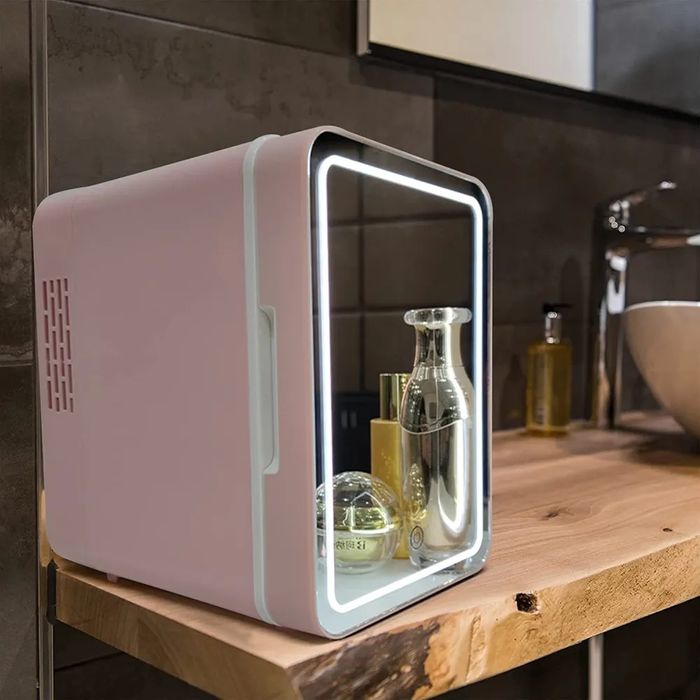 Мини хладилник OLVY с обем 4 литра за козметика, бебешка храна, мляко,