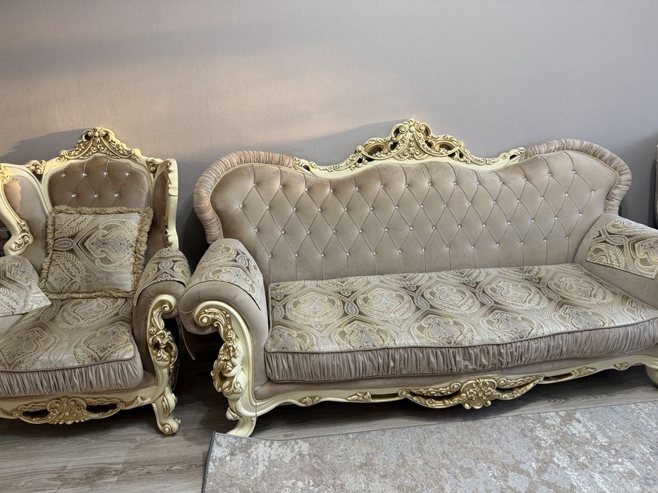 Продам диван с креслами.