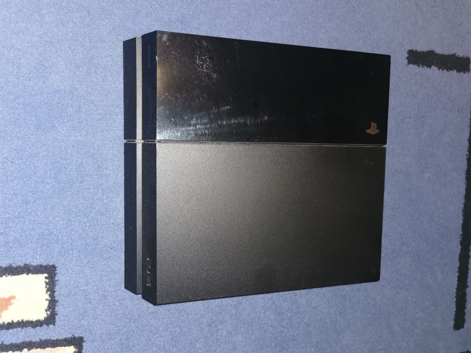 Vând PlayStation 4  + Controller – funcționează perfect