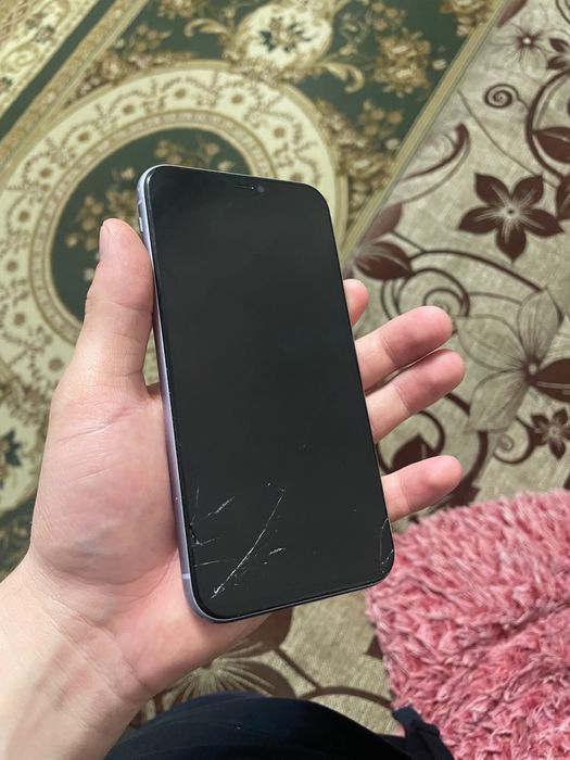 iPhone 11 и 12 телефон